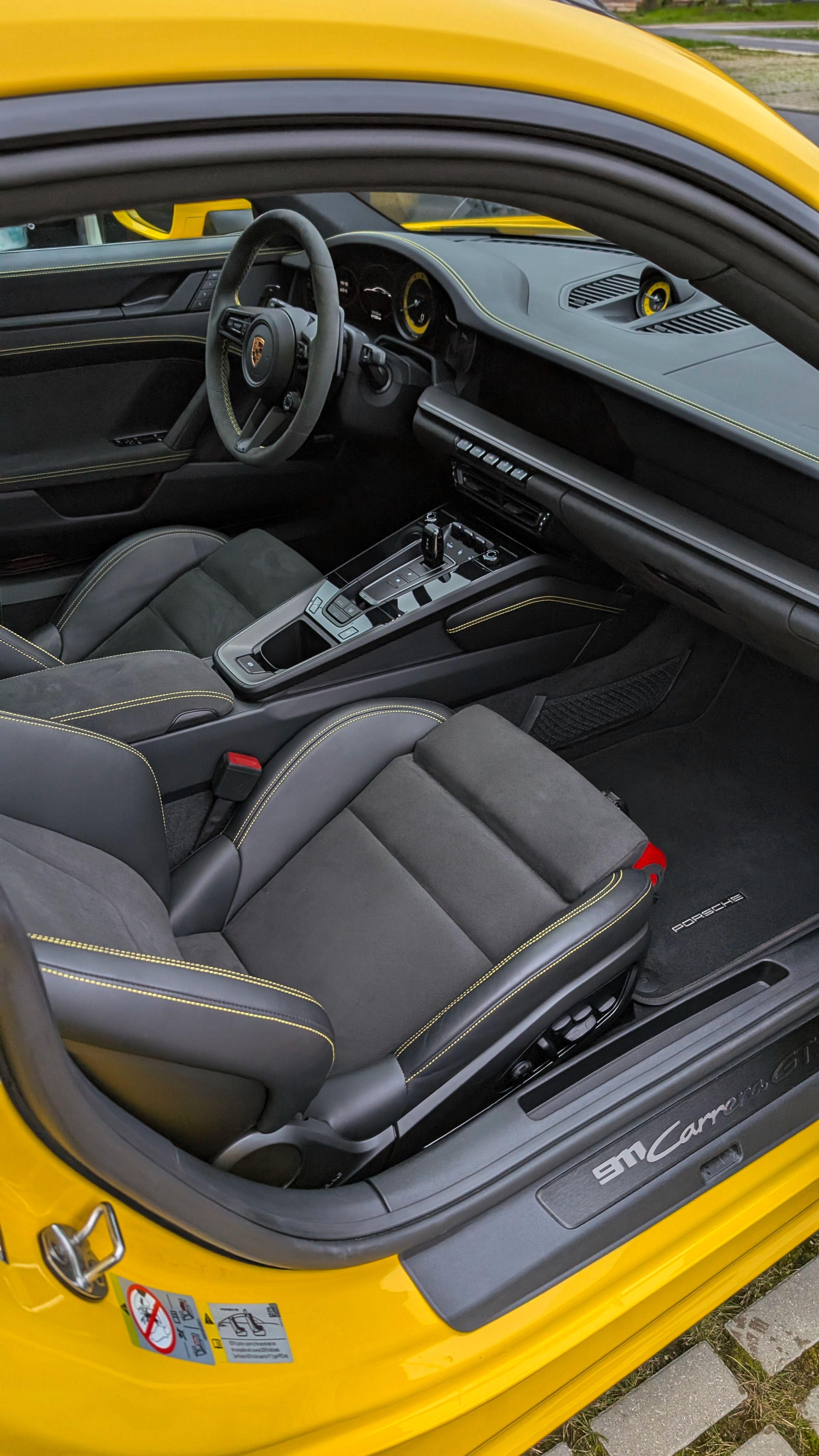 alt="Mobiilne autopesu Tallinnas Porsche 911 Carrera GTS"