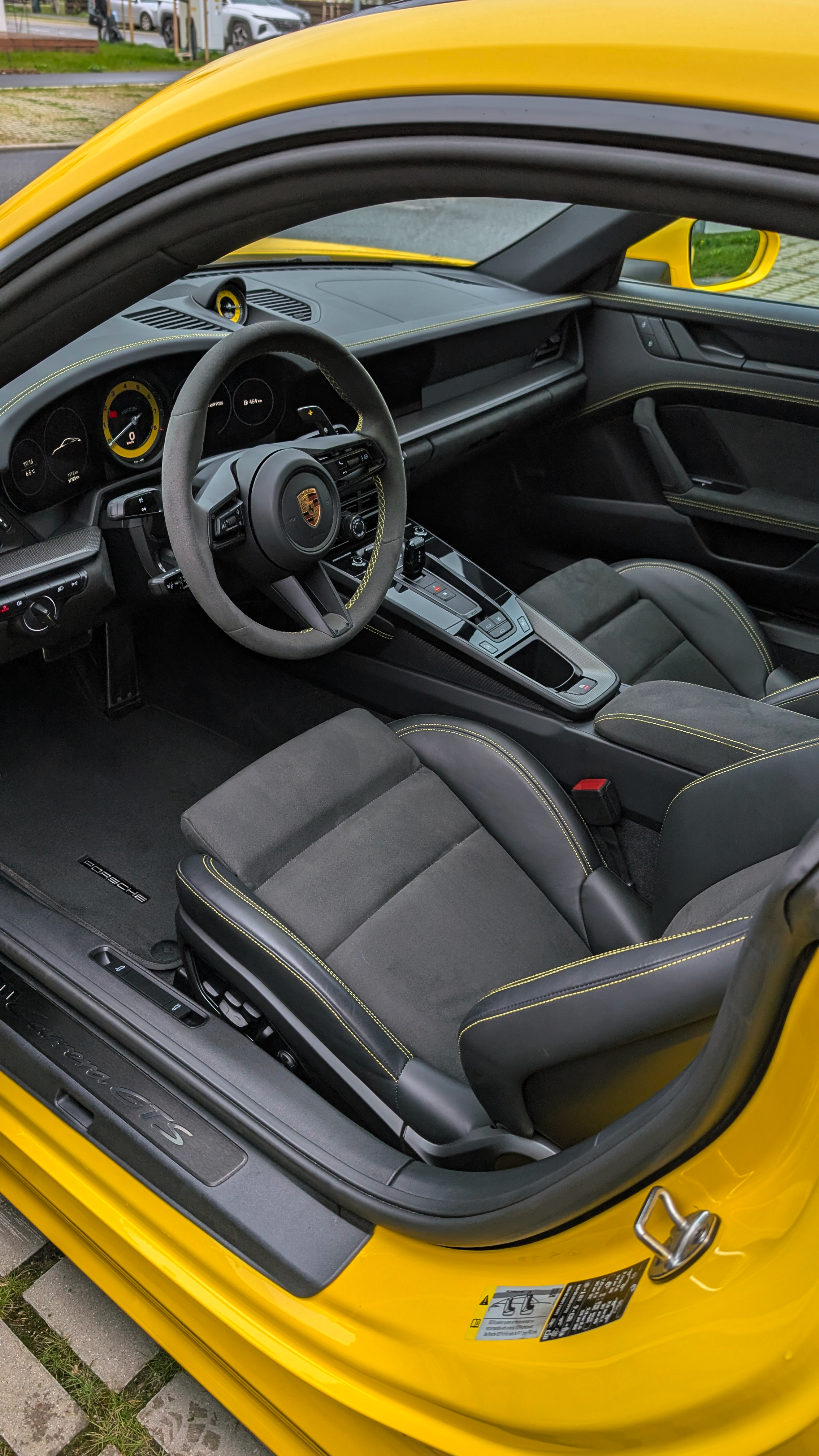 alt="Mobiilne autopesu Tallinnas Porsche 911 Carrera GTS"